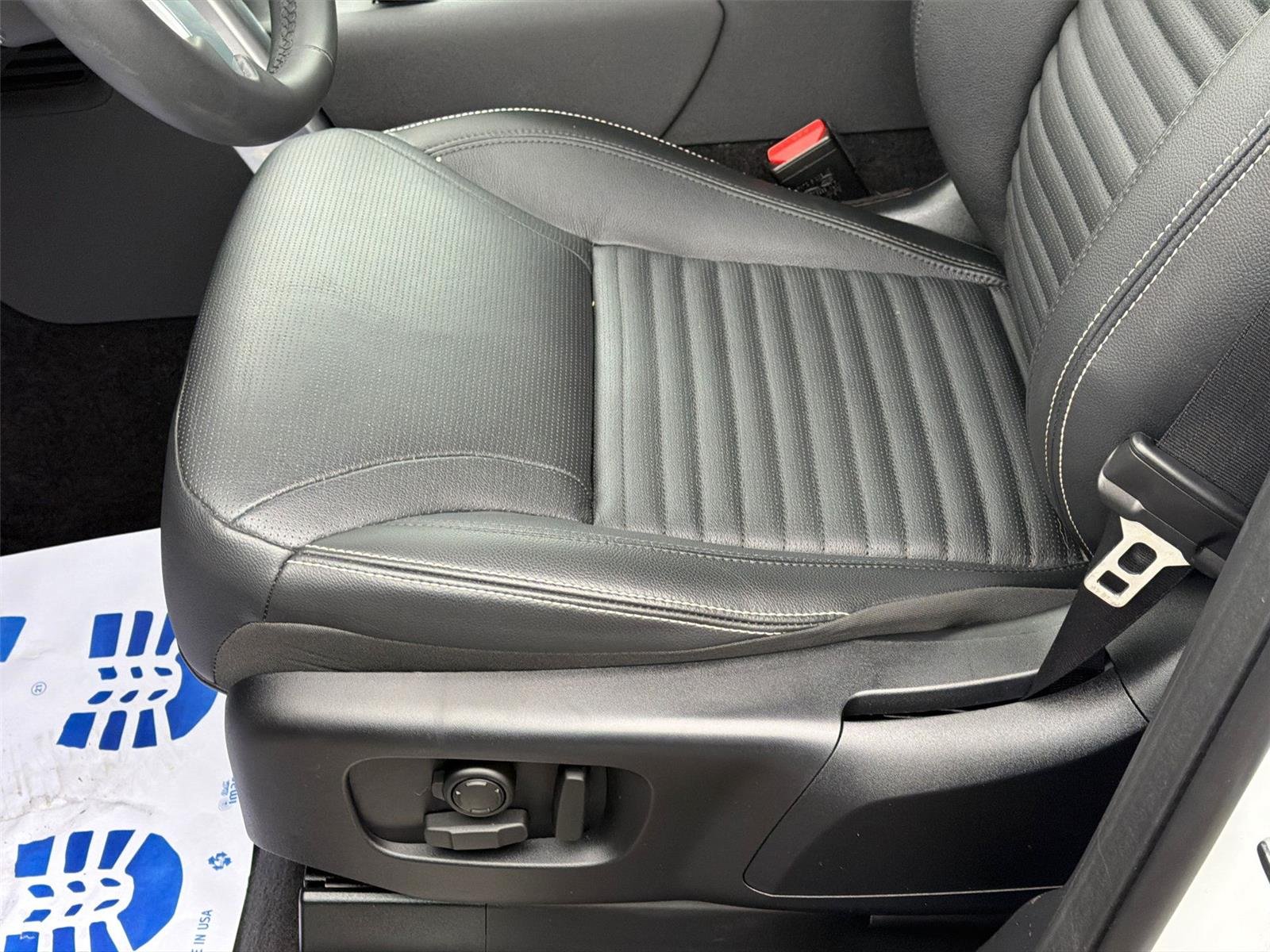 Used 2024 Fuji White Land Rover Dynamic SE image 39