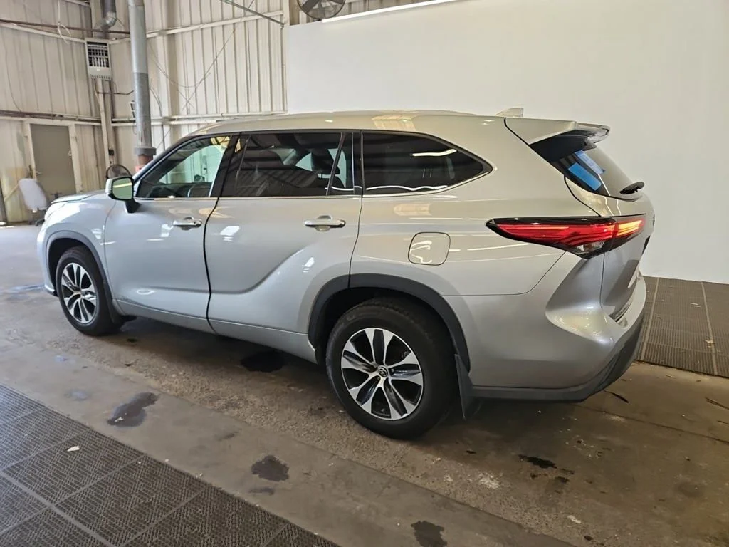 Used 2022 Silver Toyota XLE image 4