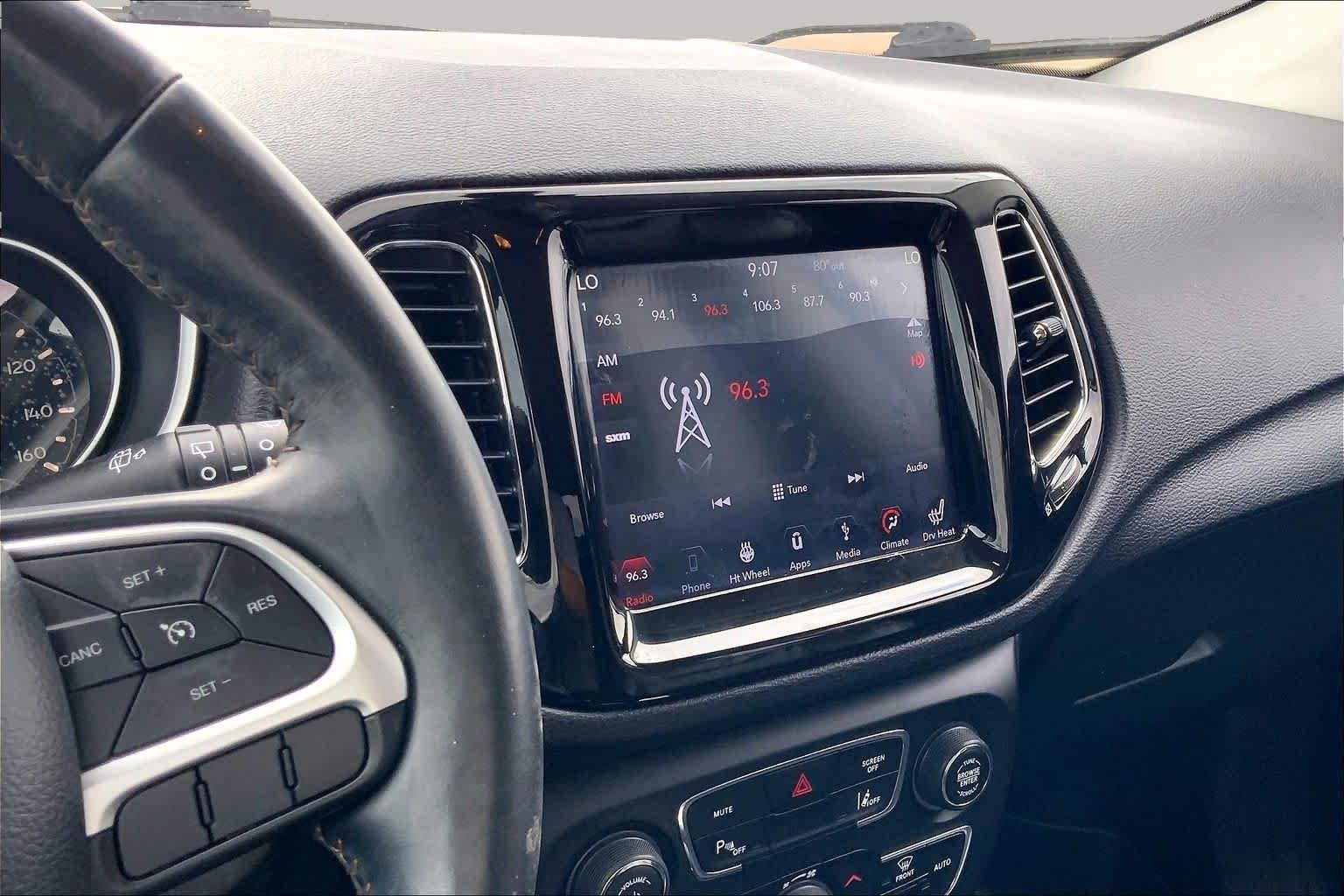 Used 2018 Diamond Black Crystal Pearlcoat Jeep Limited image 6