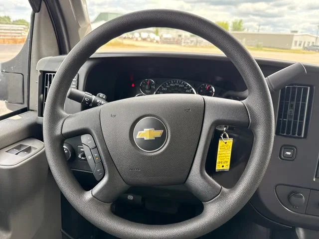 New 2026 Summit White Chevrolet 1WT image 16