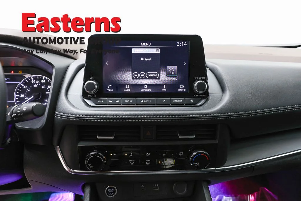 Used 2023 Red Nissan S image 12
