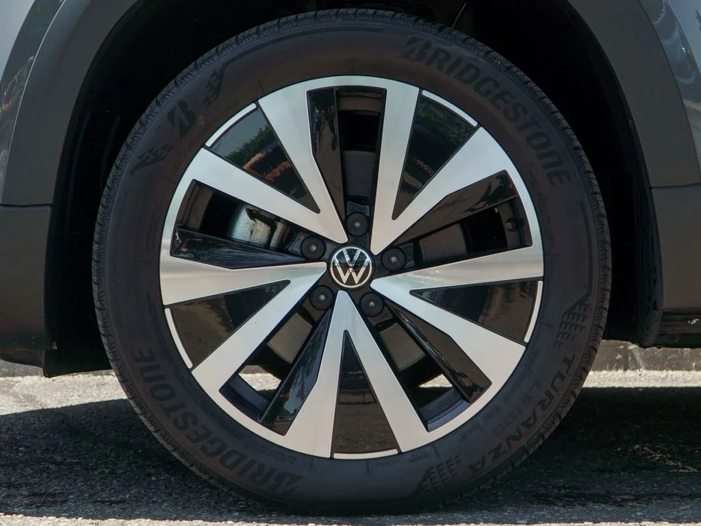 Used 2023 Gray Volkswagen 1.5T SE image 12