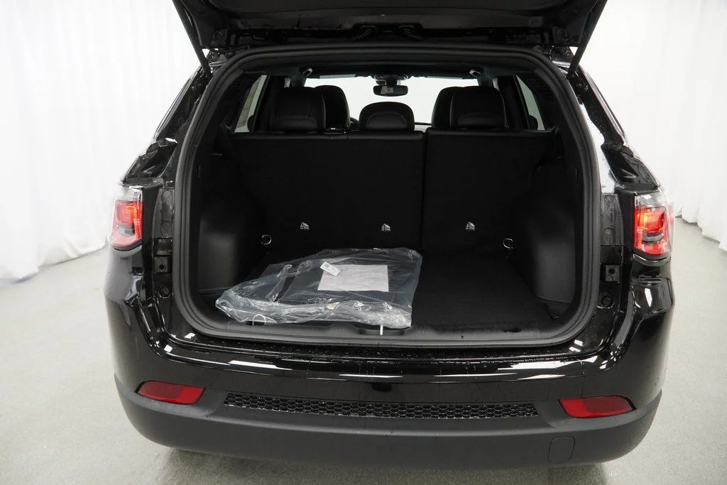 New 2026 Diamond Black Crystal Pearlcoat Jeep Latitude image 32