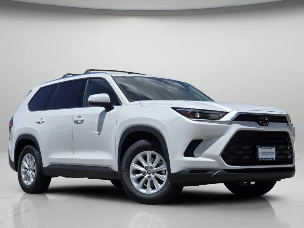 Used 2024 Wind Chill Pearl Toyota XLE image 2
