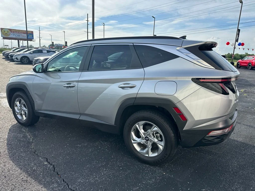 Used 2022 Silver Hyundai SEL image 9
