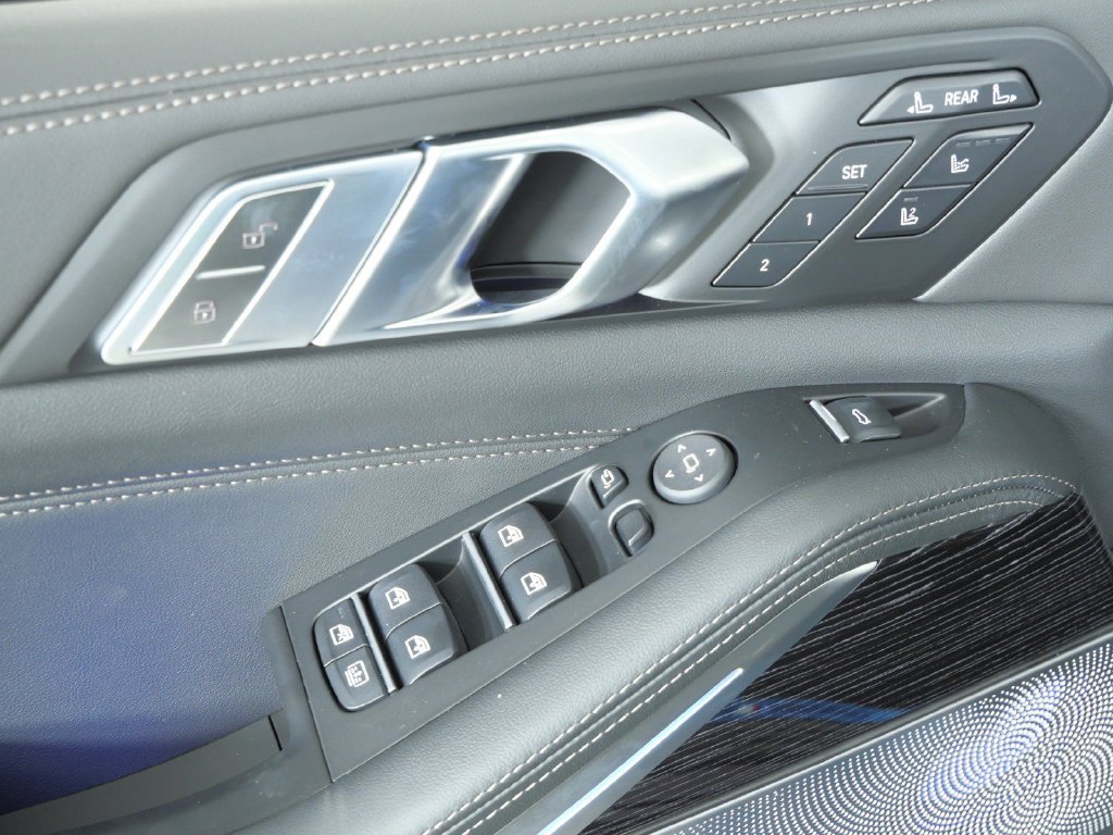 Used 2027 Black BMW xDrive40i image 40
