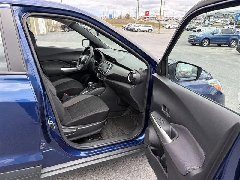 Used 2020 Blue Nissan SV image 5