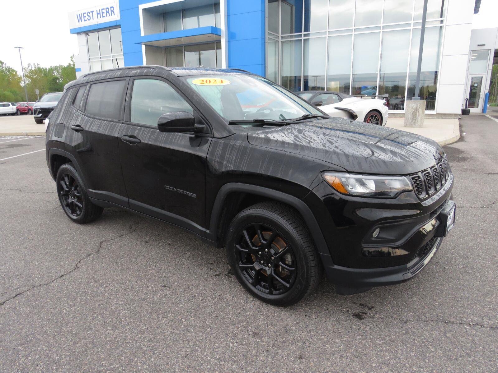 Used 2024 Diamond Black Crystal Pearlcoat Jeep Latitude image 5