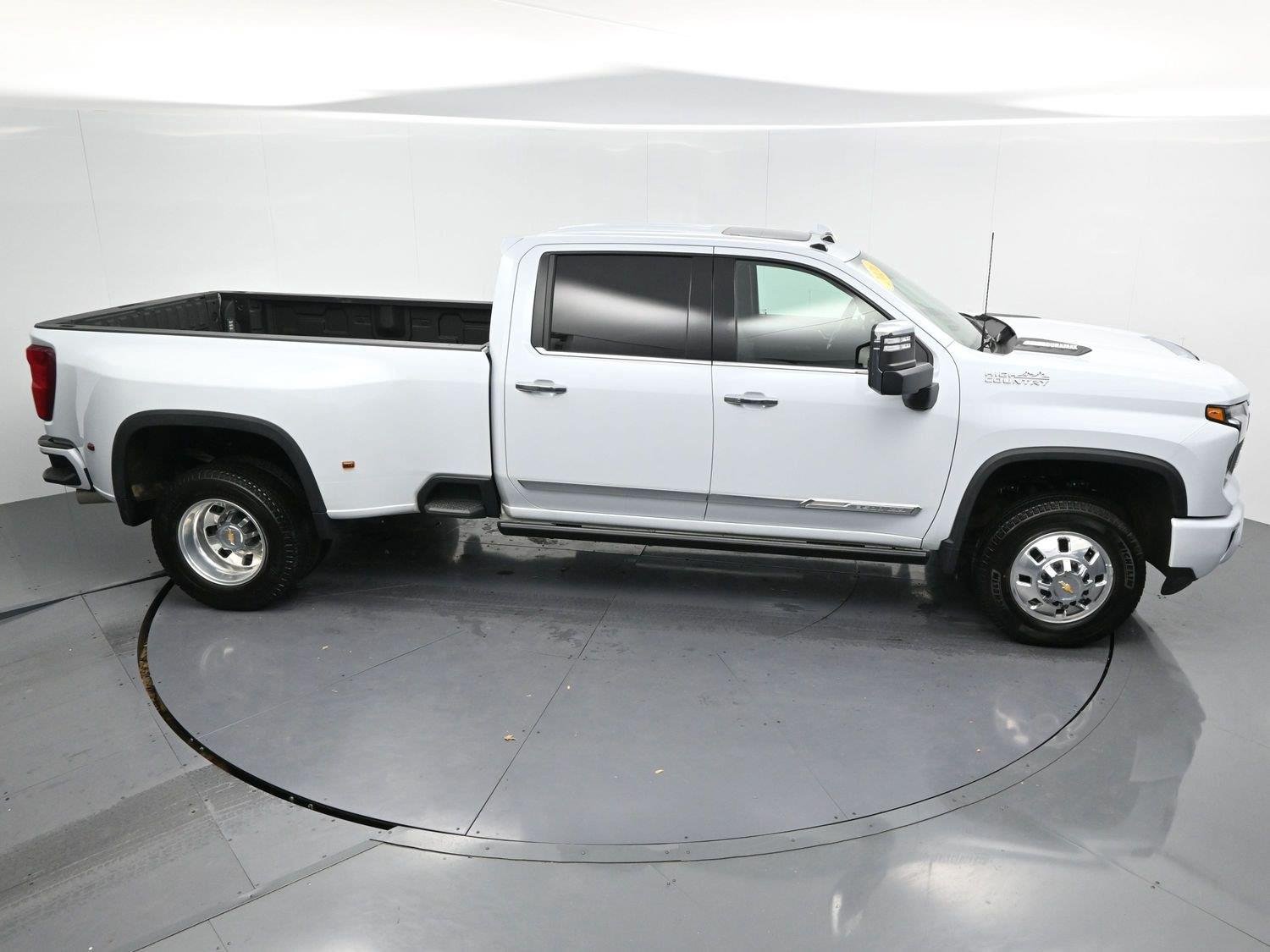 Used 2026 Polar White Tricoat Chevrolet High Country DRW image 40