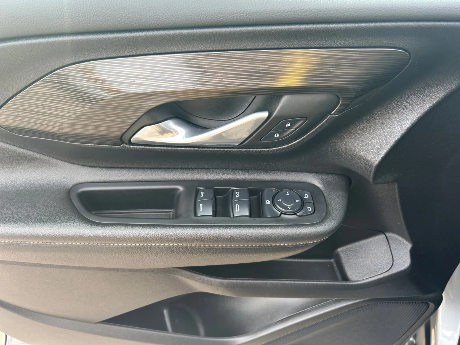 Used 2024 STERLING METALLIC GMC SLE AWD image 16