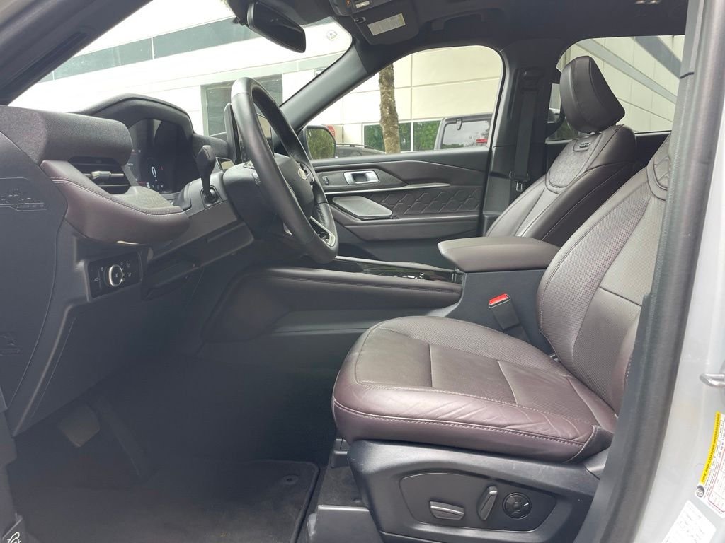 Used 2025 White Metallic Ford Platinum image 20