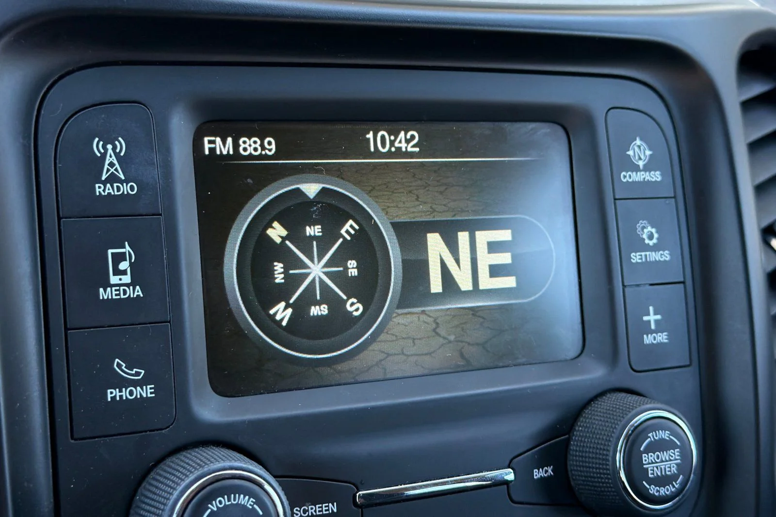 Used 2018 Silver Jeep Latitude image 27