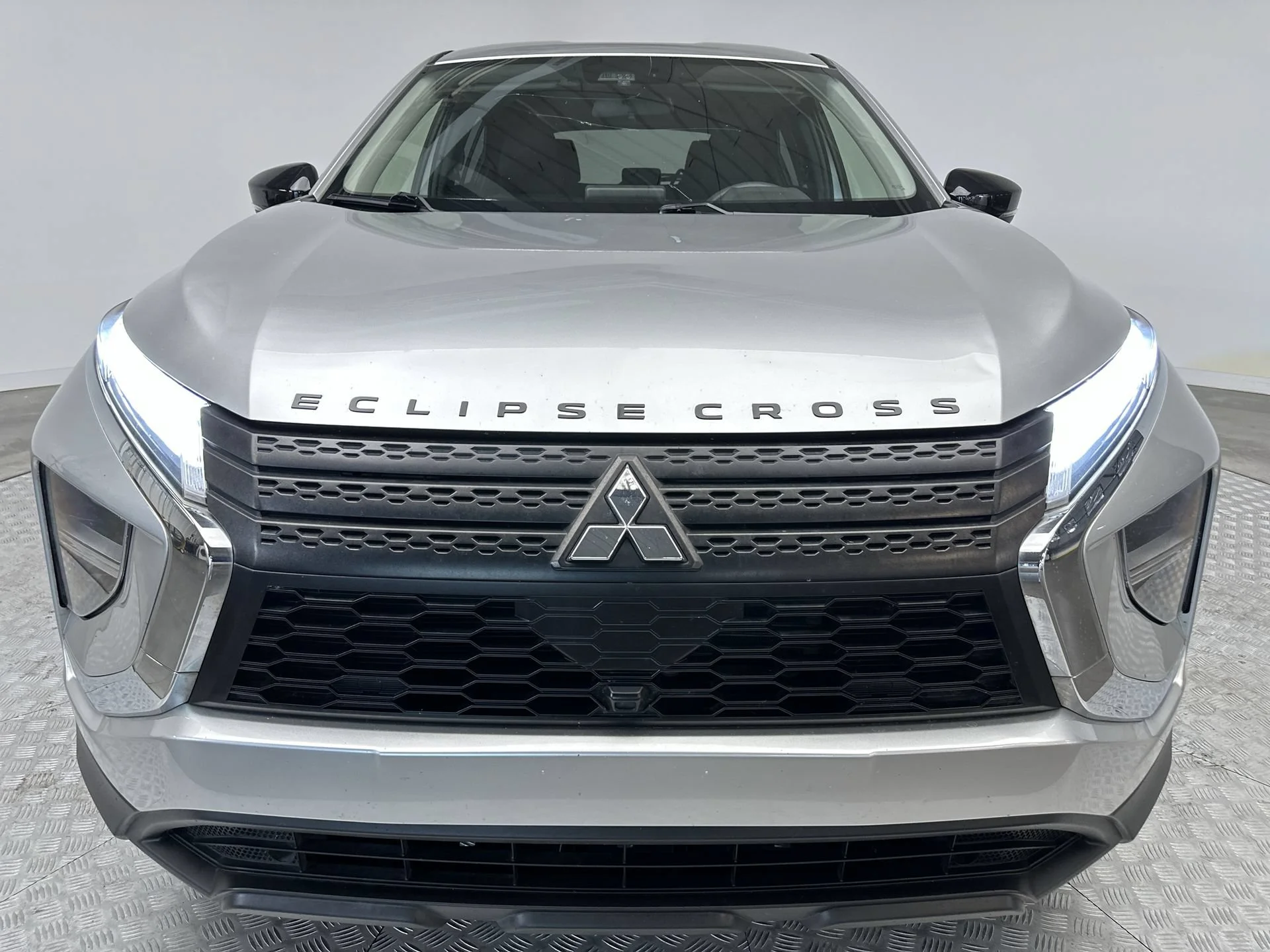 Used 2022 White Diamond Mitsubishi LE image 28