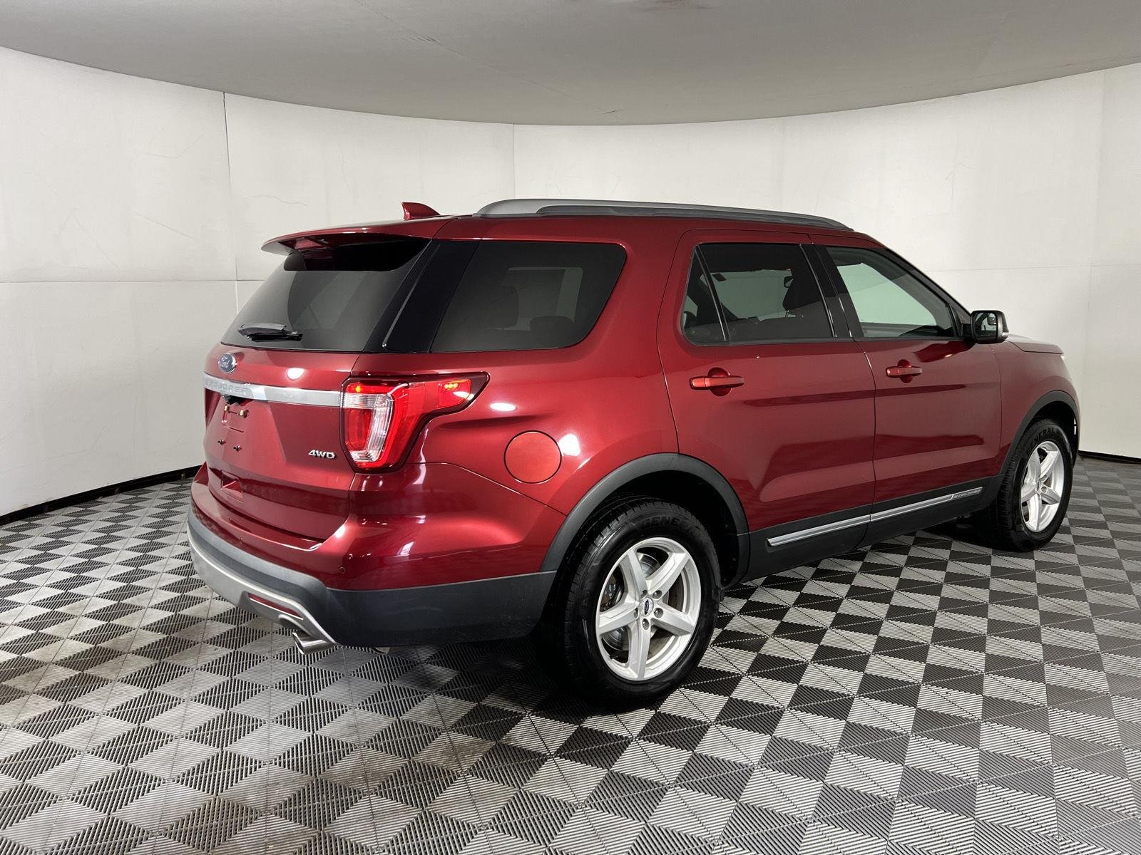 Used 2017 Ruby Red Metallic Tinted Clearcoat Ford XLT image 23