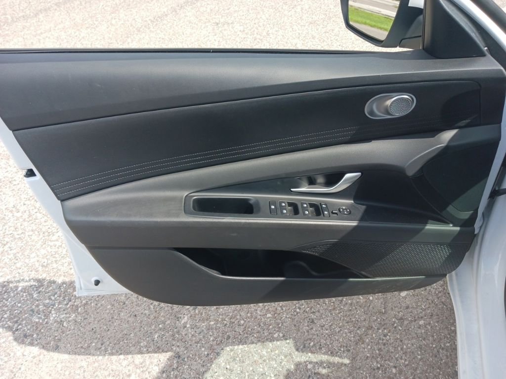 Used 2025 White Hyundai SE image 11