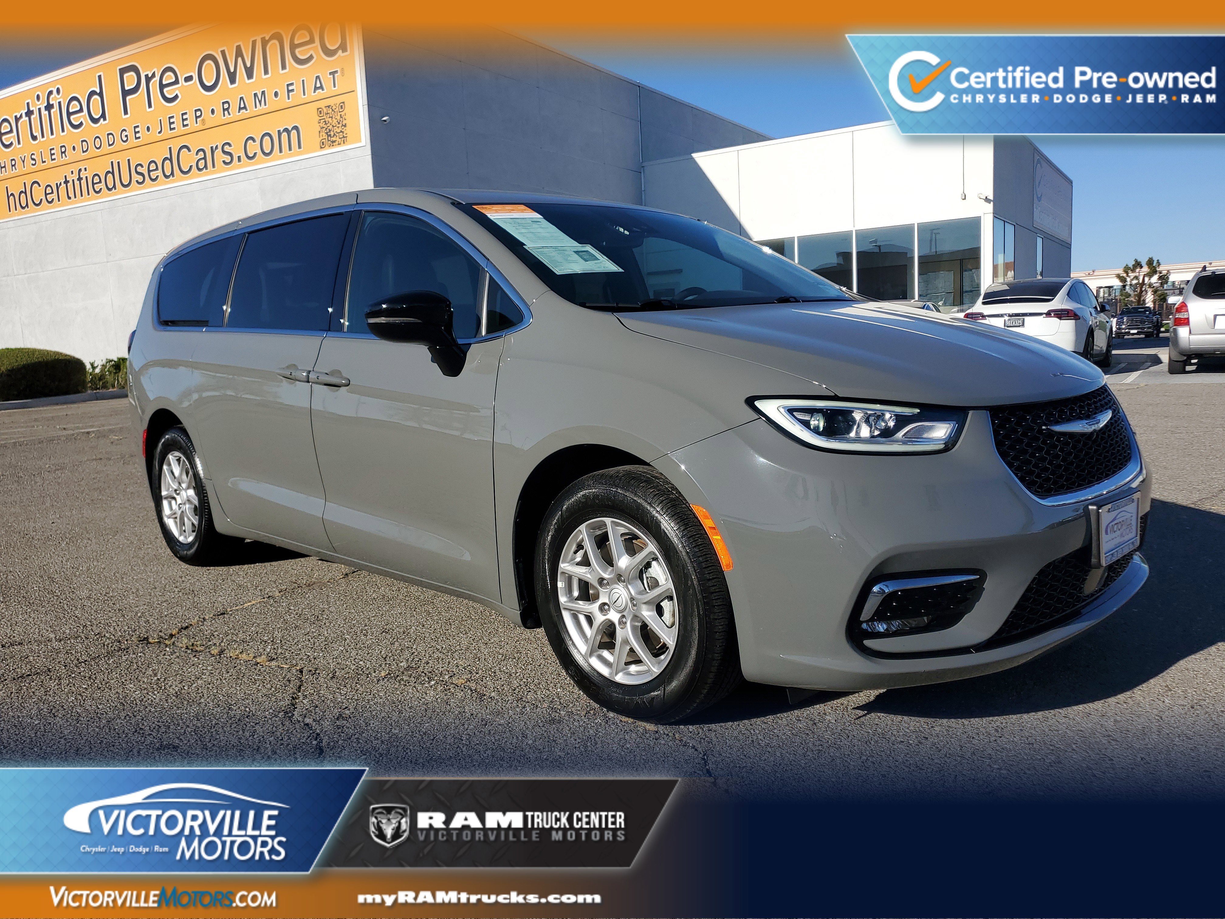 Gray 2025 Chrysler Pacifica Select FWD Minivan Front-Wheel Drive 9-Speed Automatic