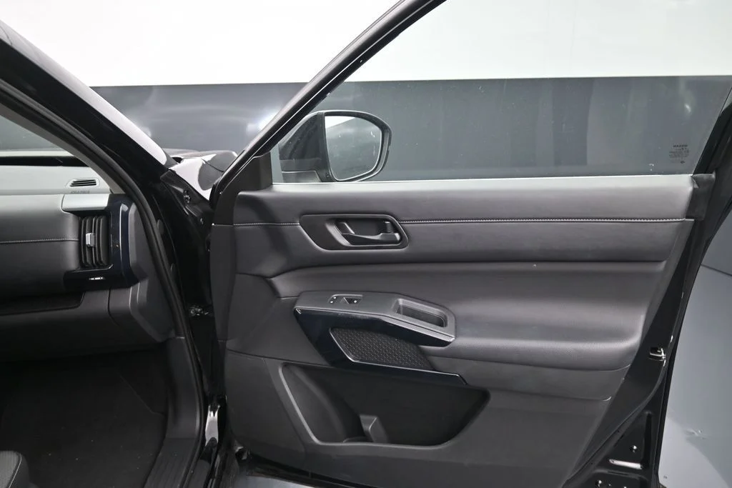 Used 2025 Super Black Nissan SV image 12