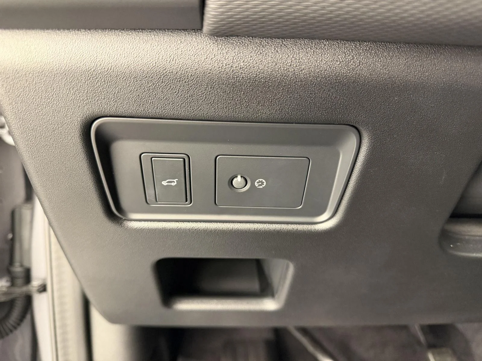 Used 2025  LAND ROVER SE image 18