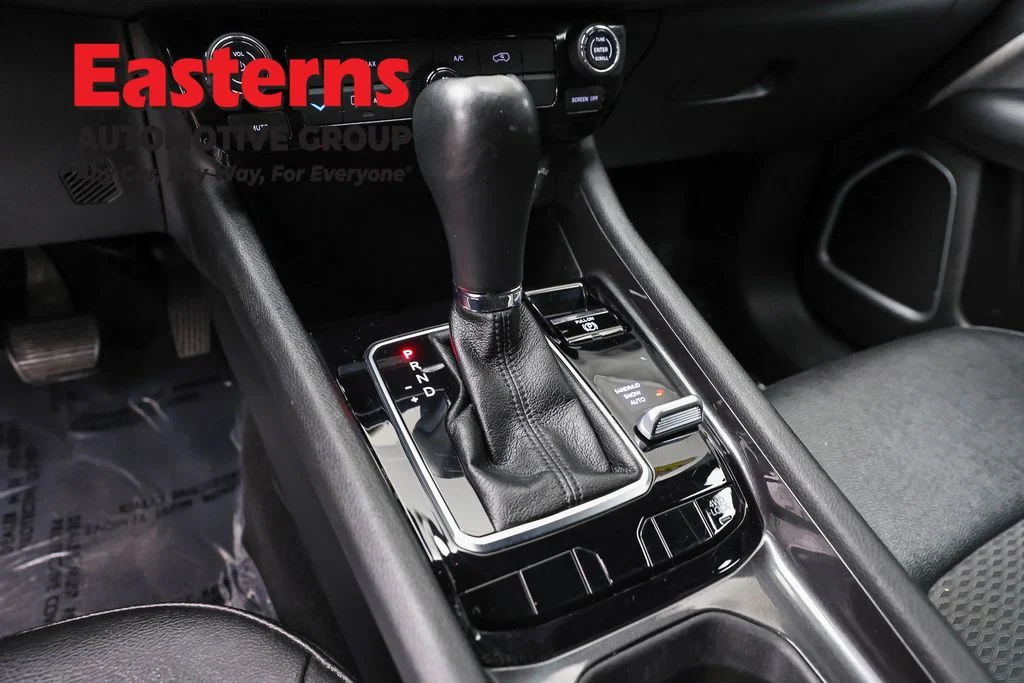 Used 2024  Jeep Latitude image 12