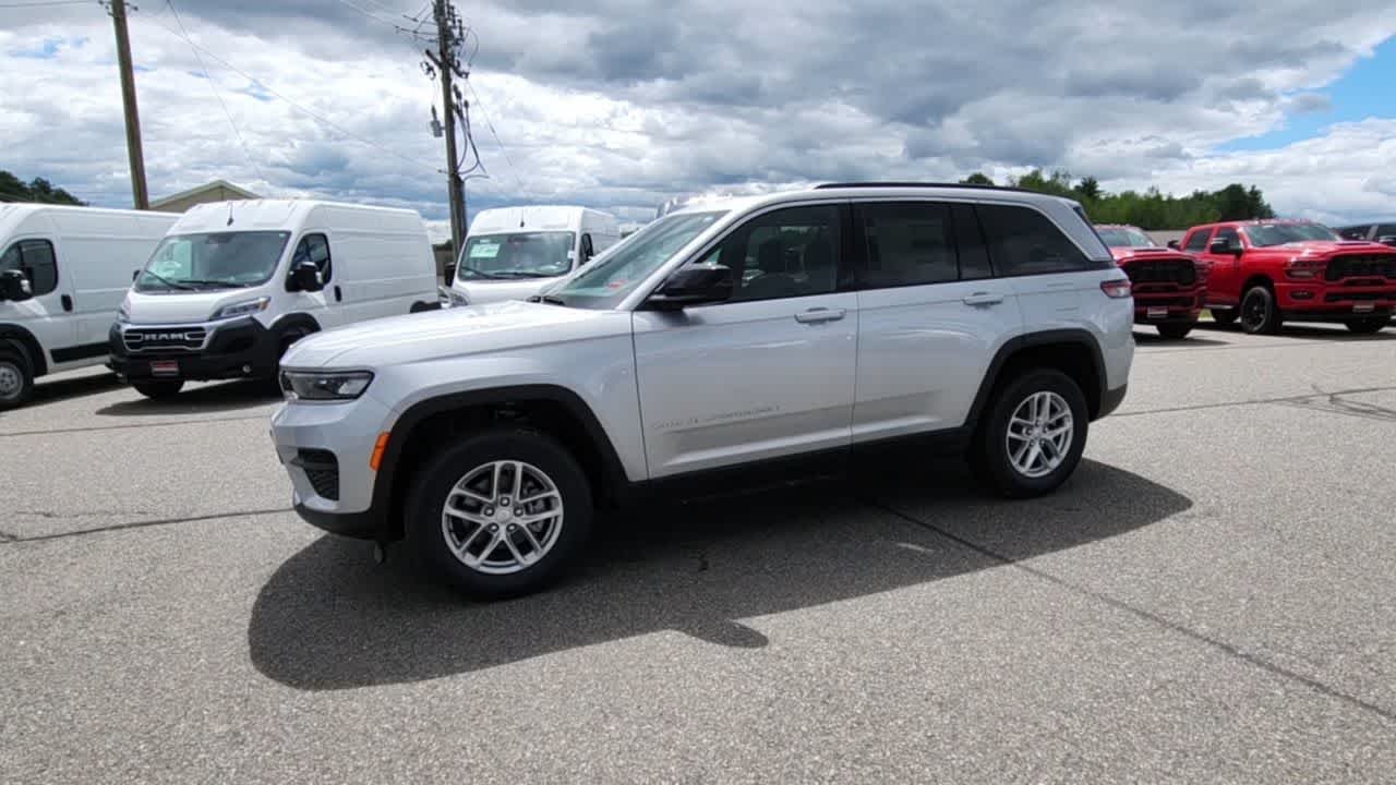 New 2026 Silver Zynith Exterior Paint Jeep Laredo X image 5