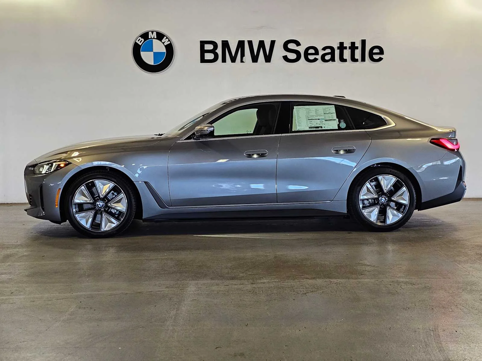 New 2026 Skyscraper Grey Metallic BMW xDrive40 image 3