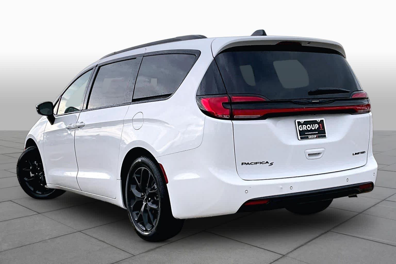 Used 2025 Bright White Clearcoat Chrysler Limited image 12