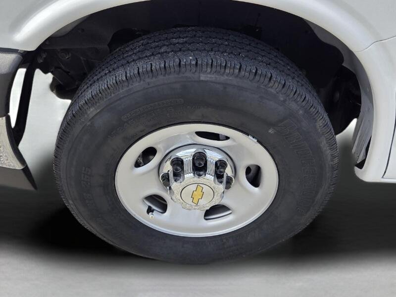 Used 2025 Summit White CHEVROLET RWD 3500 155" LT image 9
