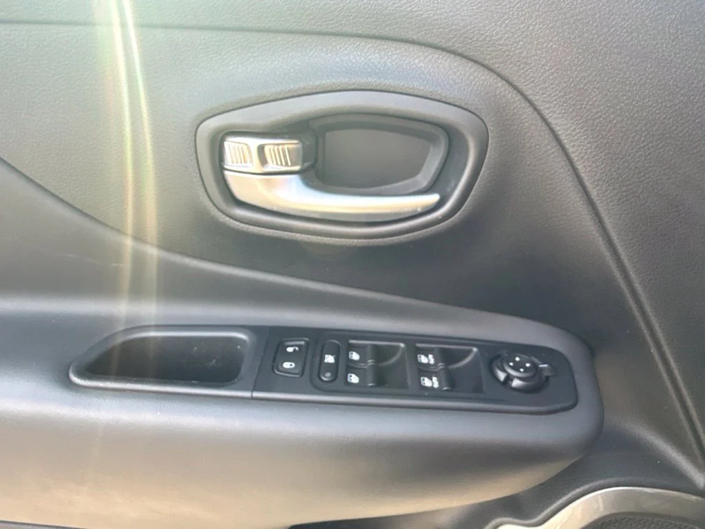 Used 2022 Black Jeep Latitude image 17