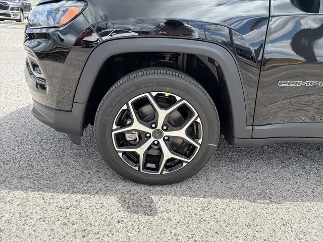 New 2026 Diamond Black Crystal Pearl-Coat Exterior Paint Jeep Limited image 32