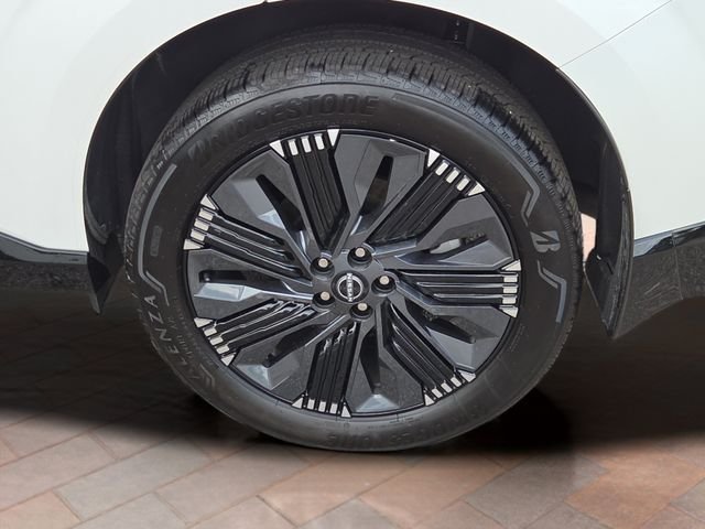 Used 2025 White Pearl Nissan Platinum image 30