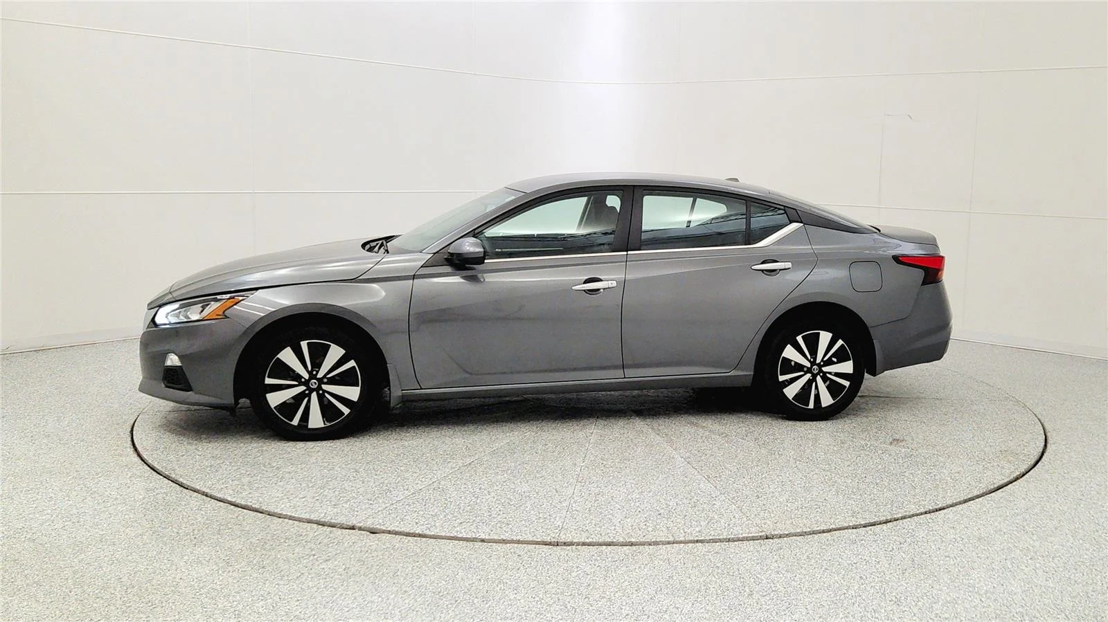 Used 2022 Gun Metallic Nissan 2.5 SV image 4