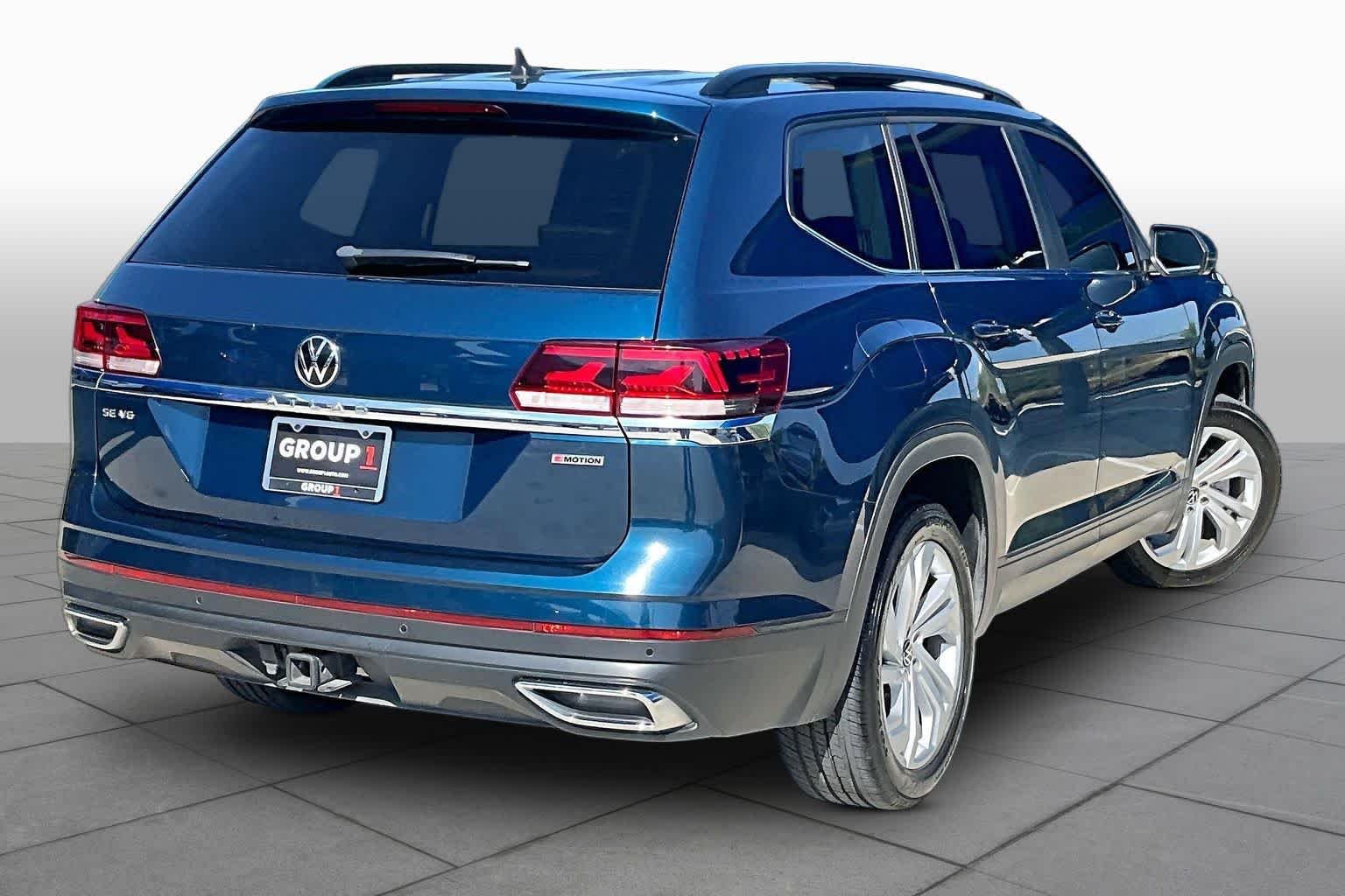 Used 2022 Tourmaline Blue Metallic Volkswagen 3.6L V6 SE w/Technology image 12