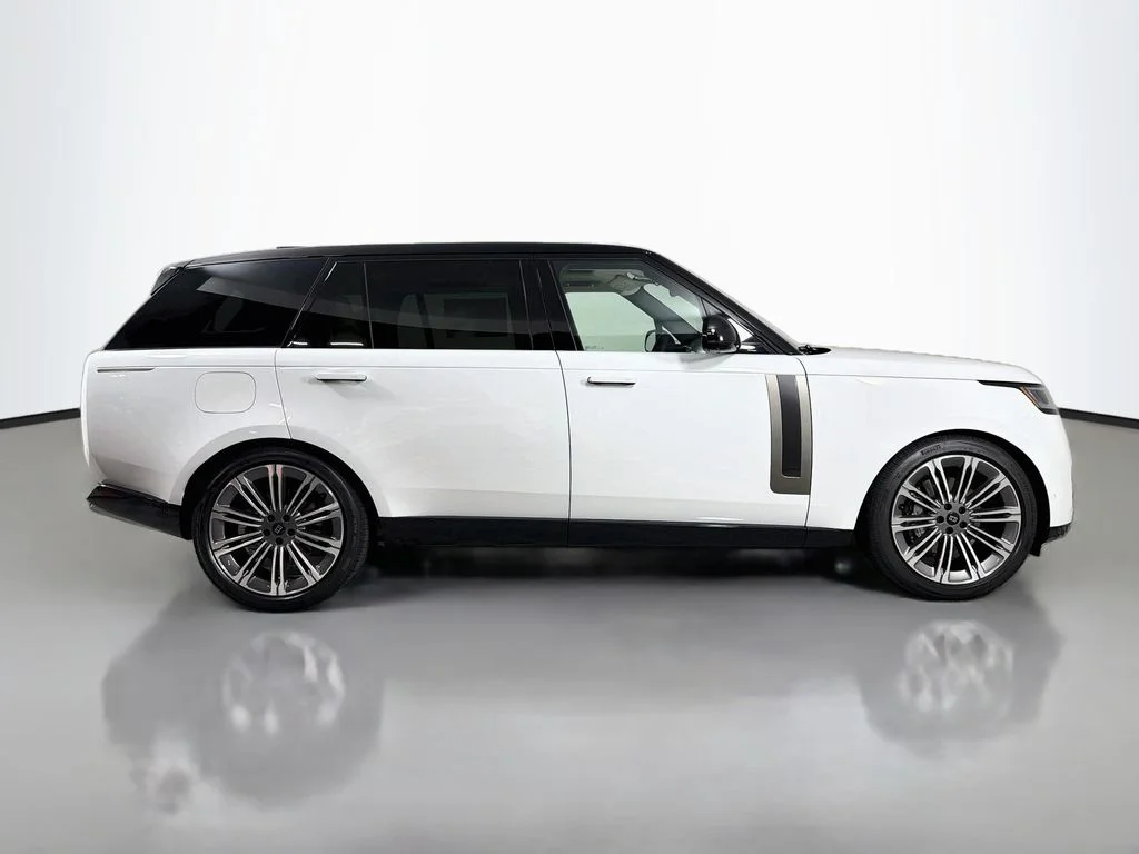 New 2027 Fuji White Land Rover SE image 4