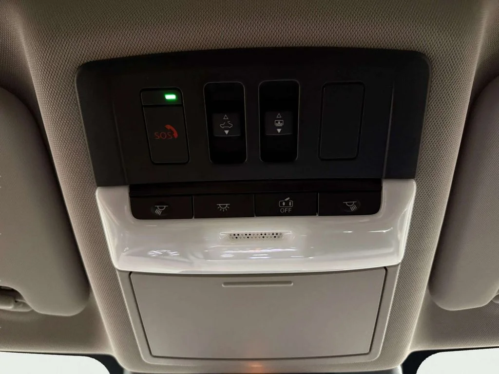 Certified Used 2023 Pearl White Tricoat/Super Black Nissan SL image 24