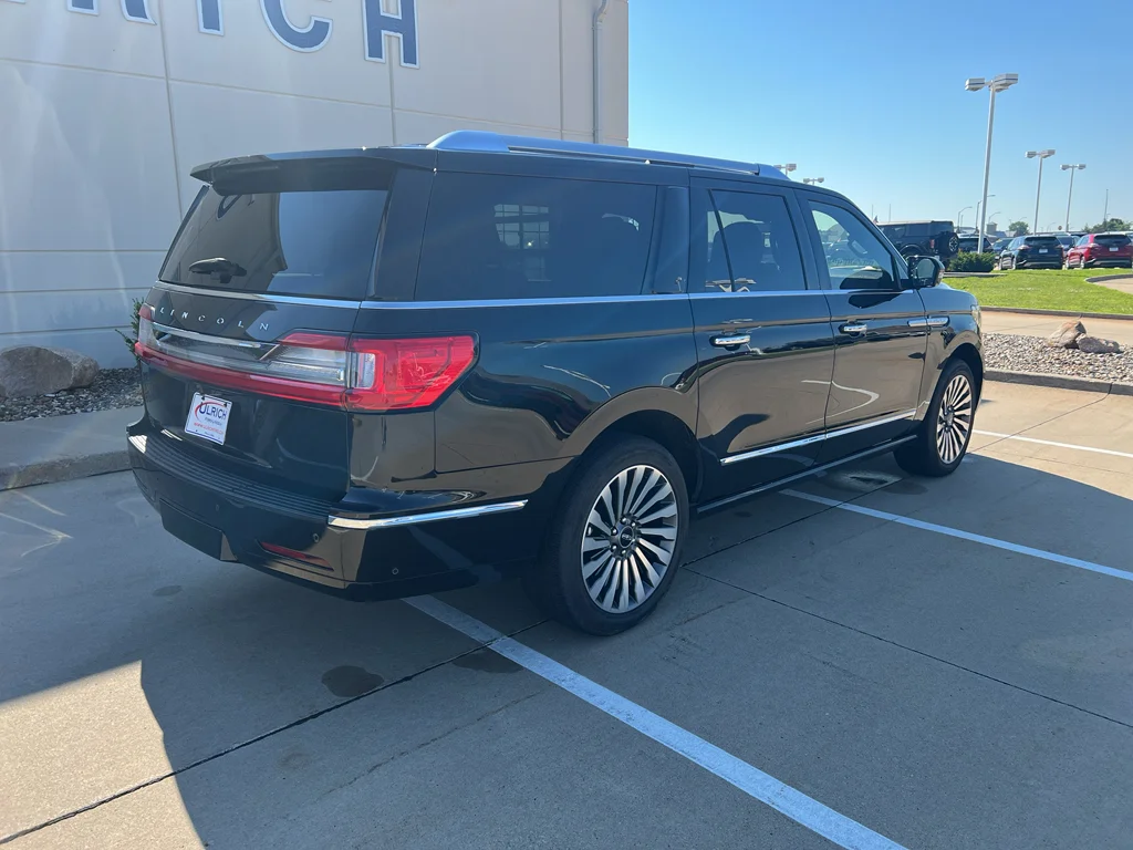 Used 2019 Infinite Black Metallic Lincoln Reserve image 9