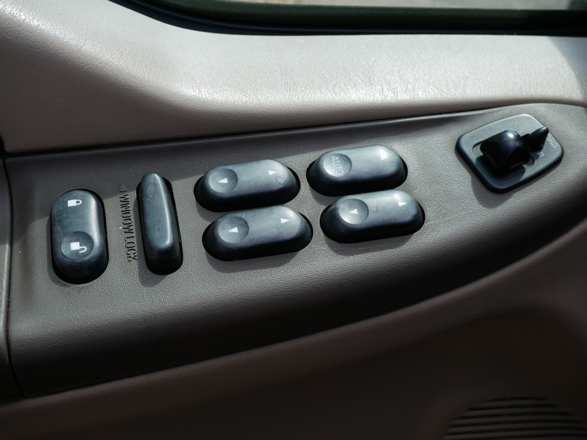 Used 2003 Green Ford Eddie Bauer image 19