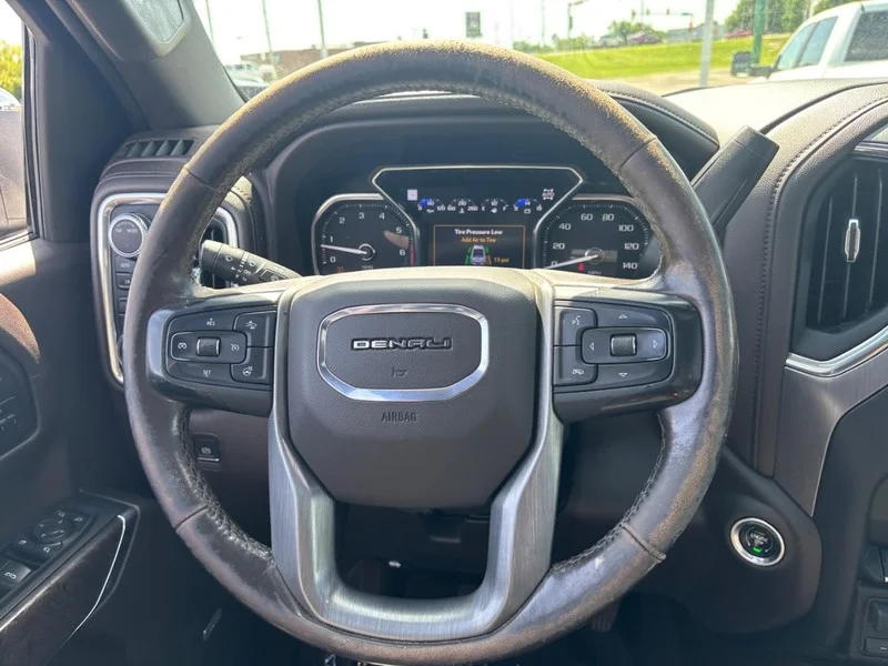 Used 2022 White Frost Tricoat GMC Denali image 15