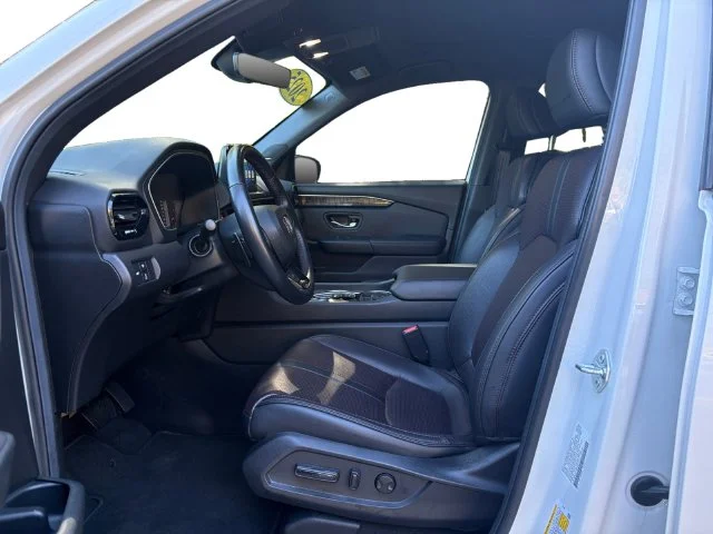Used 2025 Platinum White Pearl Honda Black Edition image 8