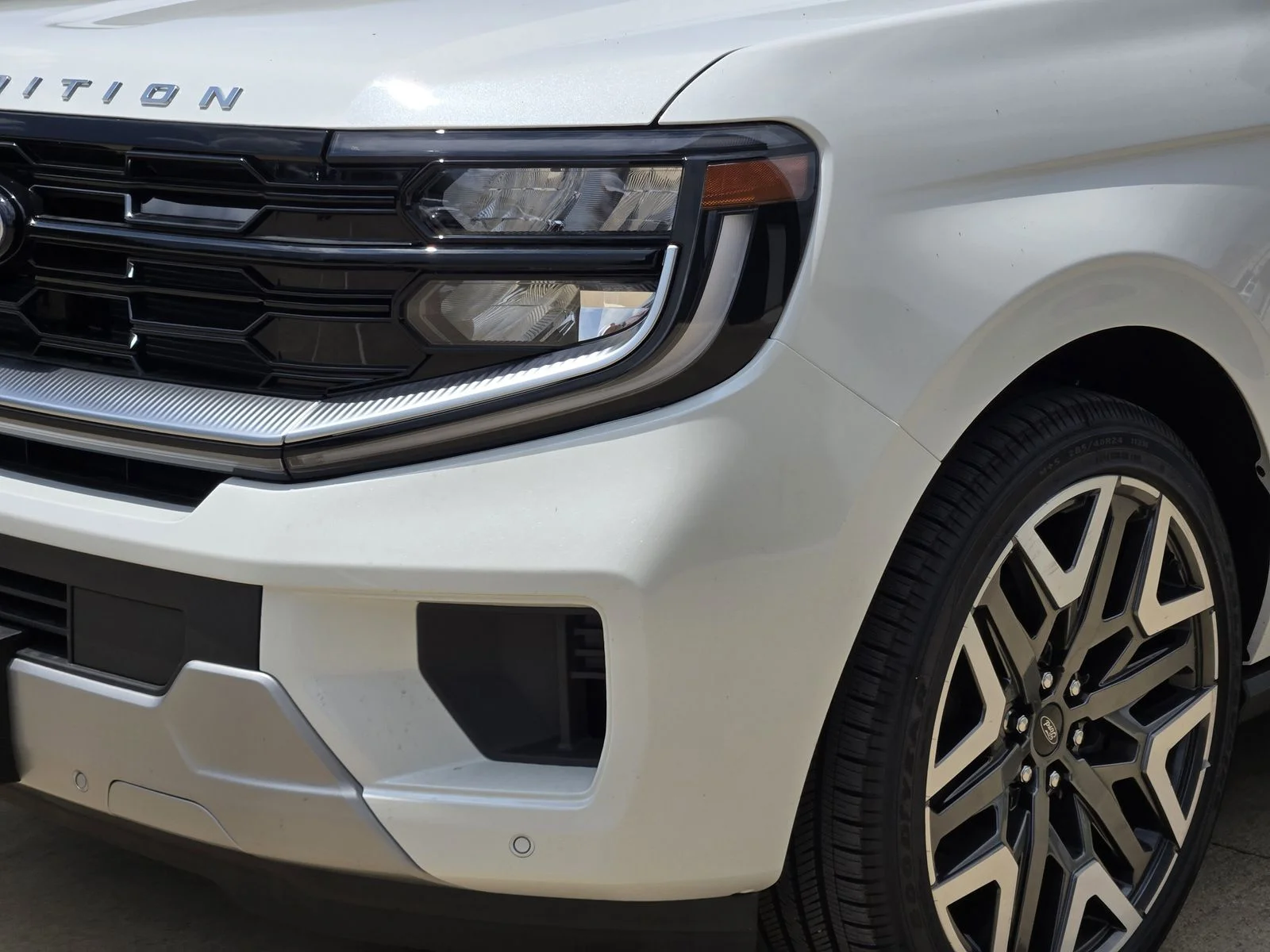 New 2026 Star White Metallic Tri-Coat Ford MAX Platinum® image 3