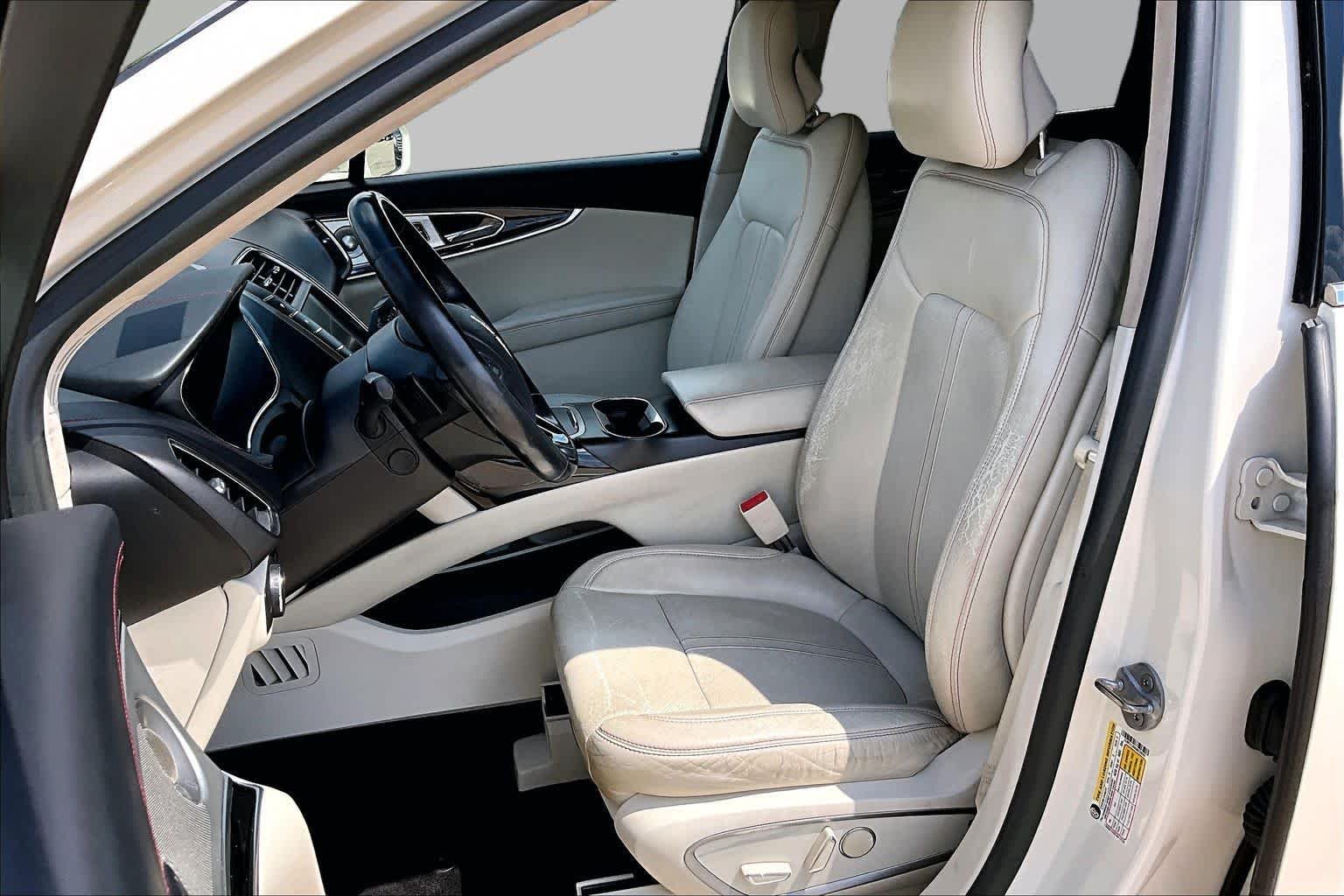Used 2016 Confidential White 3C (Tri-Coat) Lincoln Black Label image 8