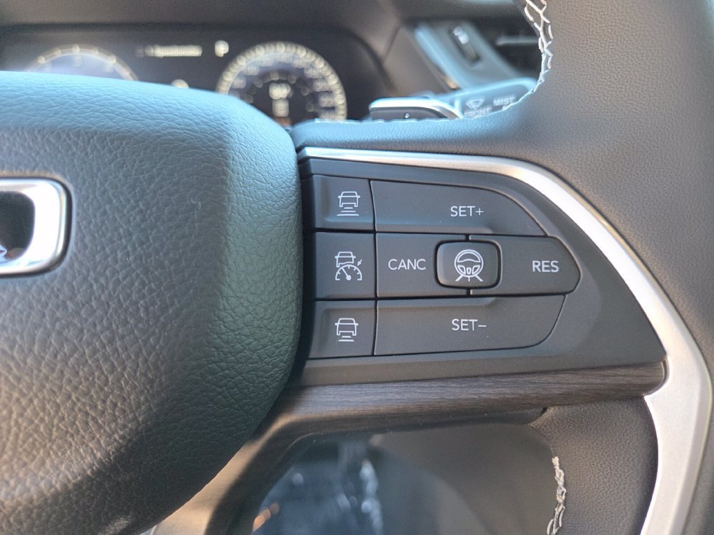 New 2027 Bright White Clear-Coat Paint Jeep Laredo Altitude image 34