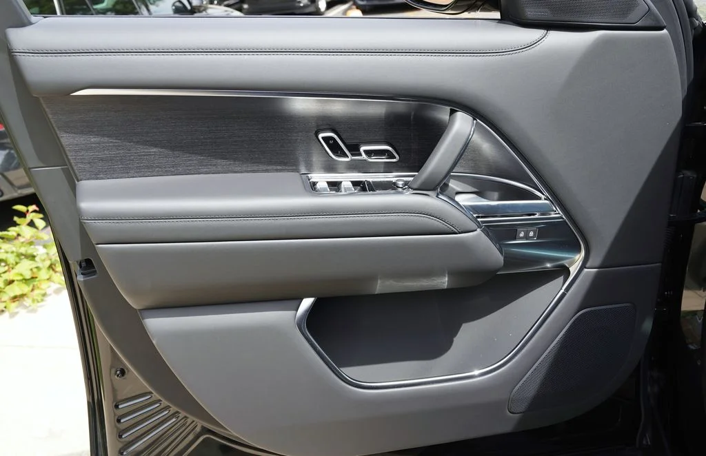 New 2026 Santorini Black Land Rover SE image 10