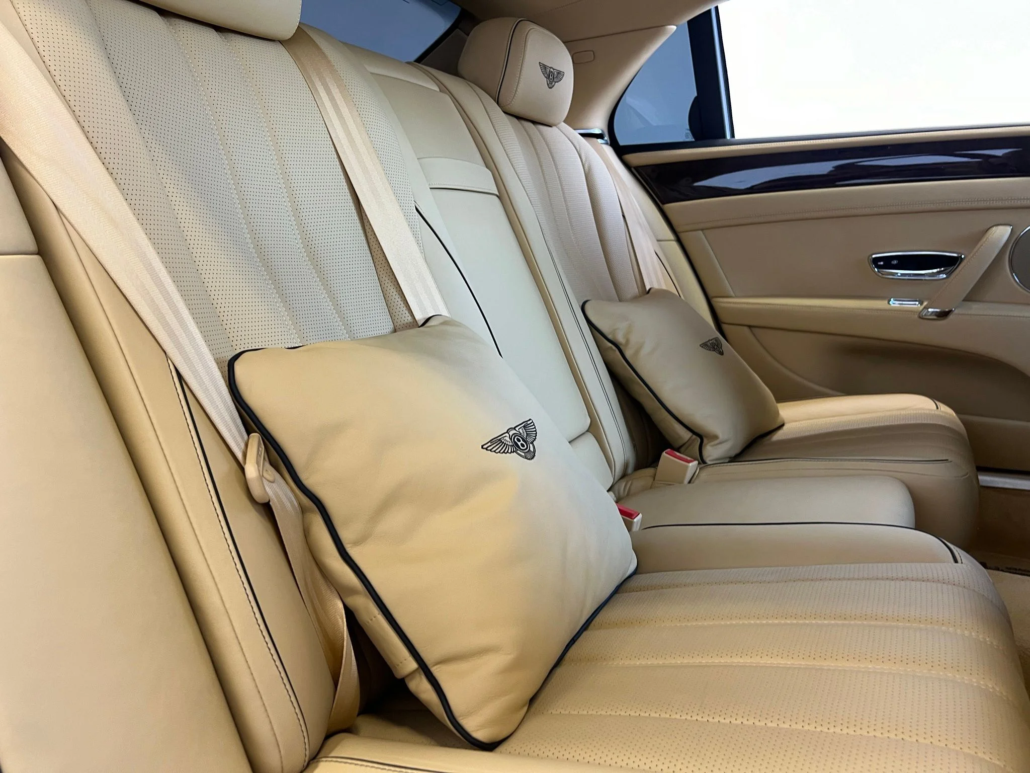 Used 2014 Black Bentley Base image 24
