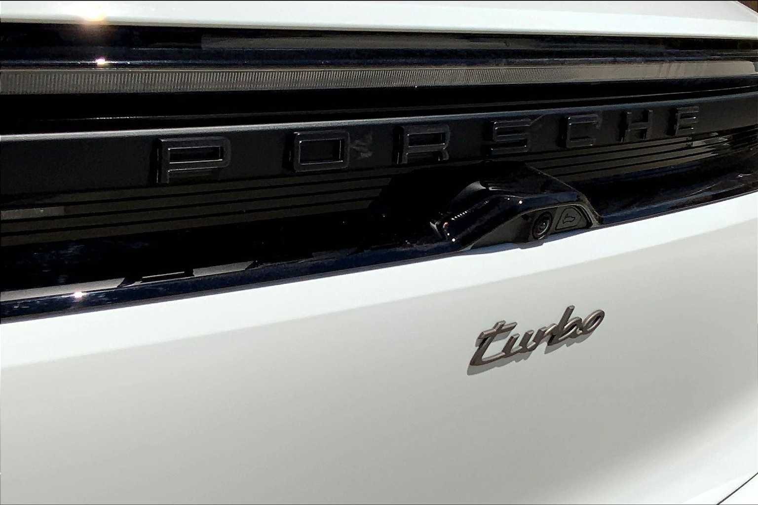 2025 Porsche Macan Turbo Electric - Photo 24