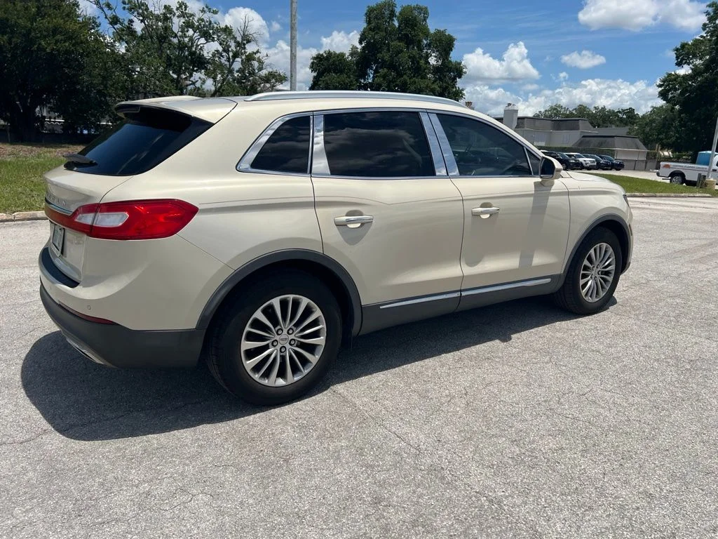 Used 2016 Silver Lincoln Select image 3