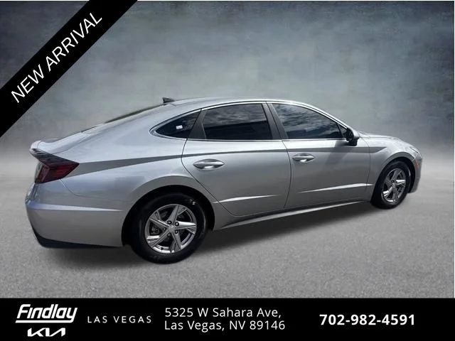 Used 2021 Silver Hyundai SE image 3