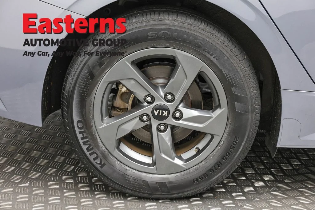 Used 2021 Silver Kia LXS image 29