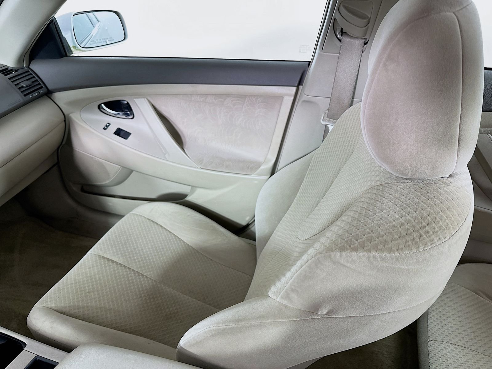 Used 2009 Super White Toyota LE image 20
