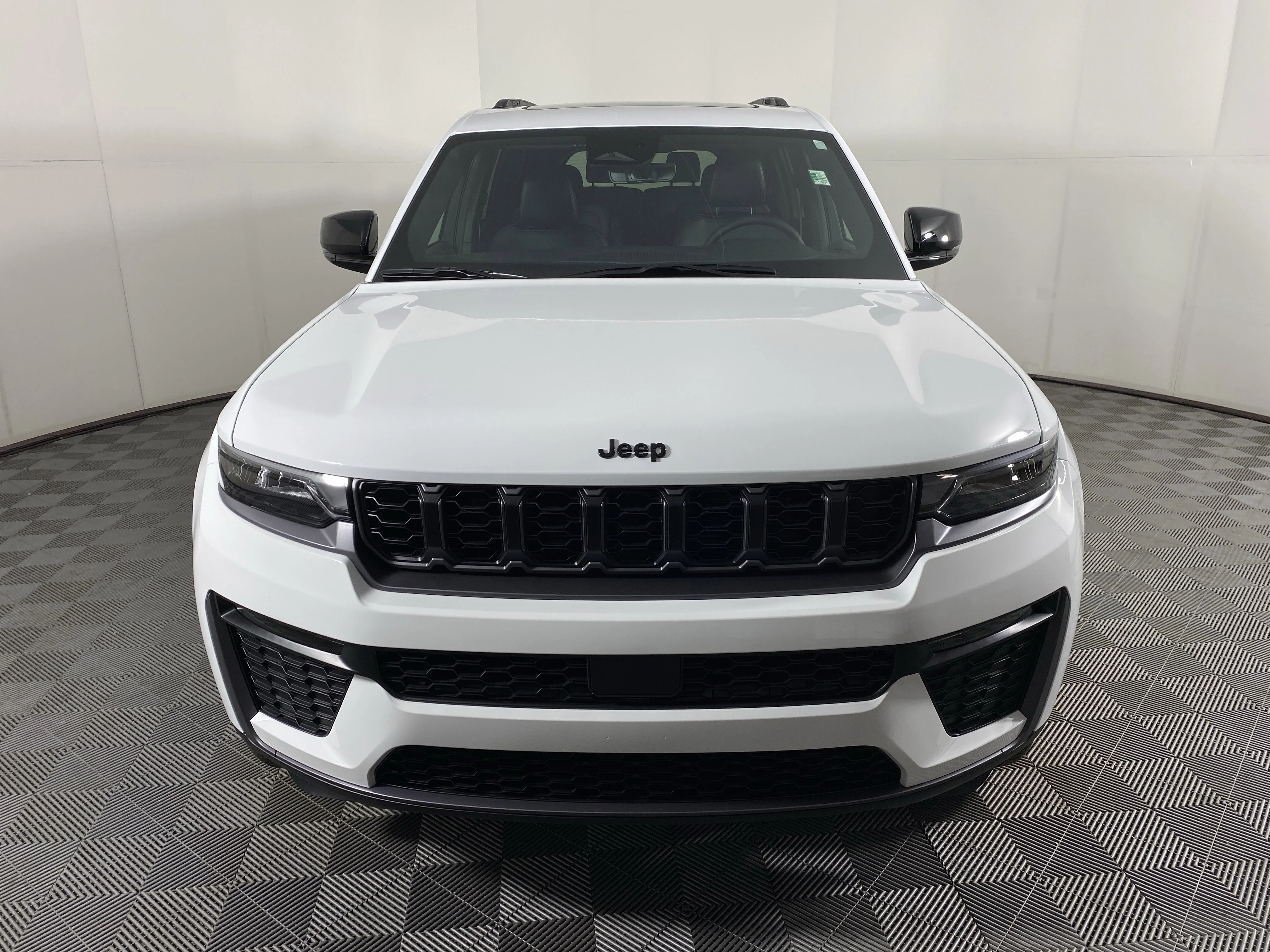 New 2026 Bright White Clear-Coat Exterior Paint Jeep Limited image 13