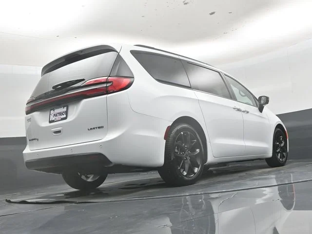 New 2027 Bright White Clear-Coat Exterior Paint Chrysler Limited image 41